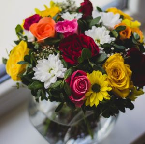 tips on cutting and arranging best flowers delivery Dubai